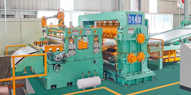 Heavy-duty flying shear CTL line for 25mm-2200mm extra-thick steel plates featuring automatic edge trimming and high-speed leveling.
