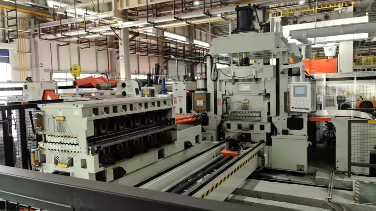 Workshop overview of the drawer-type roller changing leveler.