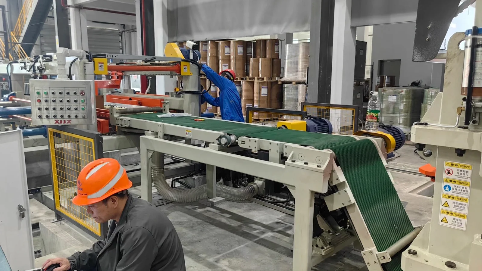 Belt conveyor and stacking section of 450 cut to length line